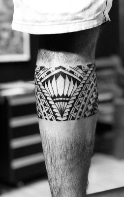  Tatouage maori, polynésien du haut du mollet sur un homme